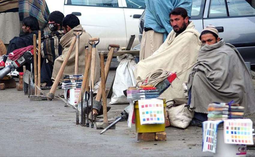 راولپنڈی: مزدور دیہاڑی کے انتظار میں اڈے میں بیٹھے ہیں۔