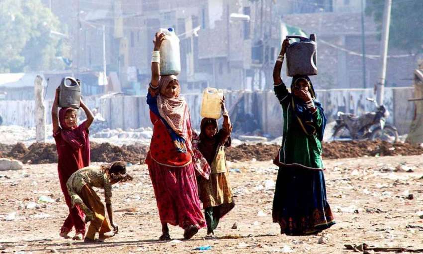 حیدر آباد: خانہ بدوش خواتین پینے کے لیے صاف پانی بوتلوں میں ..