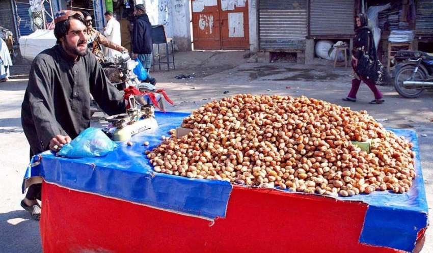 حیدر آباد: ایک ریڑھی بان کھجوریں فروخت کر رہا ہے۔