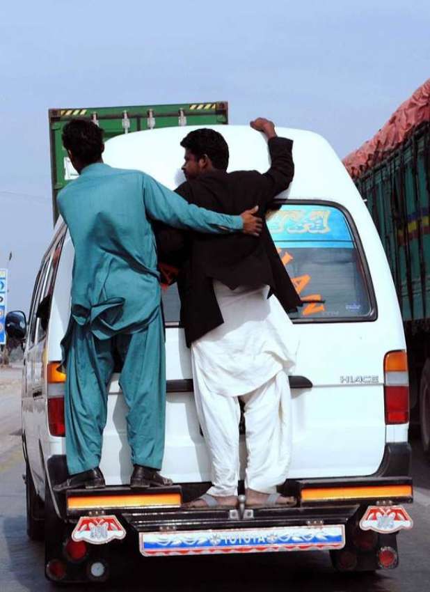 حیدر آباد: شہری وین پر خطر ناک انداز سے سفر کو رہے ہیں جو ..