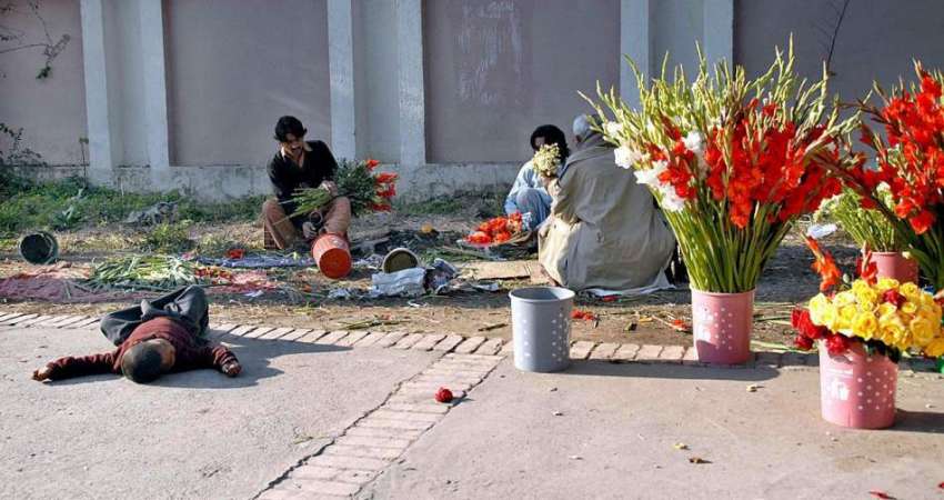 اسلام آباد: ایک دکاندار سڑک کنارے گلدستے فروخت کر رہا ہے ..