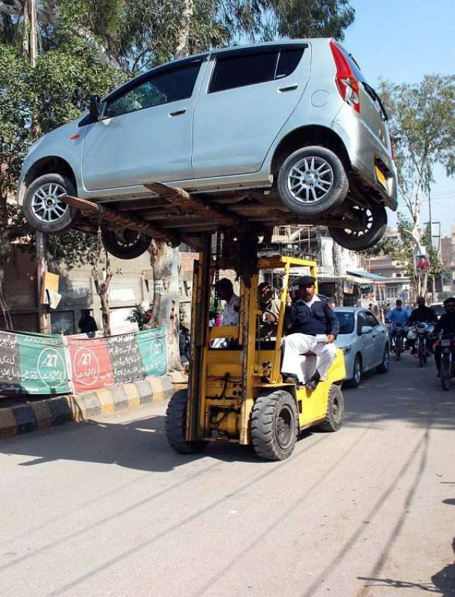 حیدر آباد: ٹریفک واڈن نو پارکنگ میں کھڑی گاڑی کو لفٹر کے ..