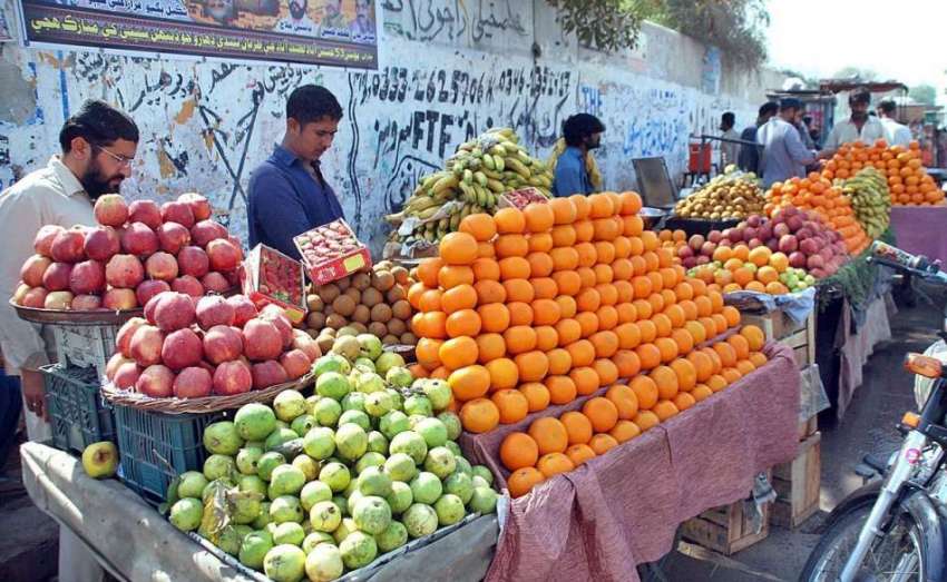 حیدر آباد: ریڑھی بان مختلف اقسام کے تازہ پھل فروٹ فروخت کر ..
