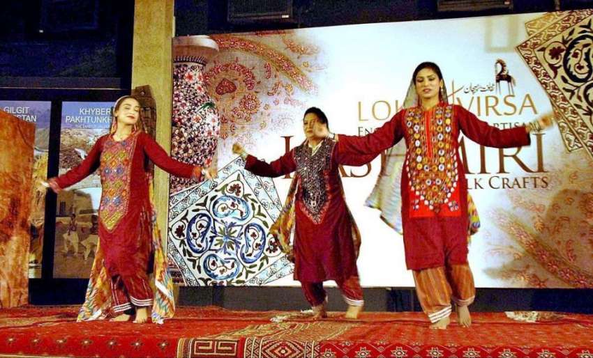 اسلام آباد: لوک ورثہ میں فنکار روایتی رقص کر رہی ہیں۔