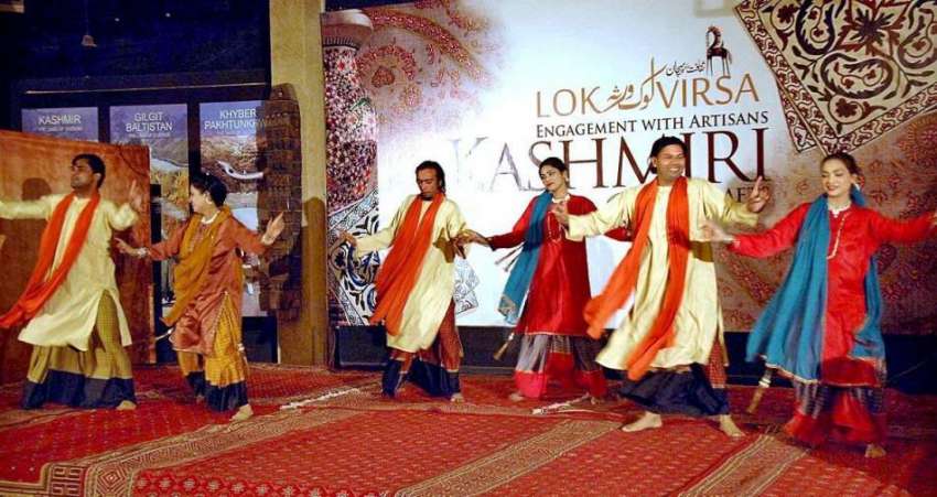 اسلام آباد: لوک ورثہ میں فنکار روایتی رقص کر رہے ہیں۔