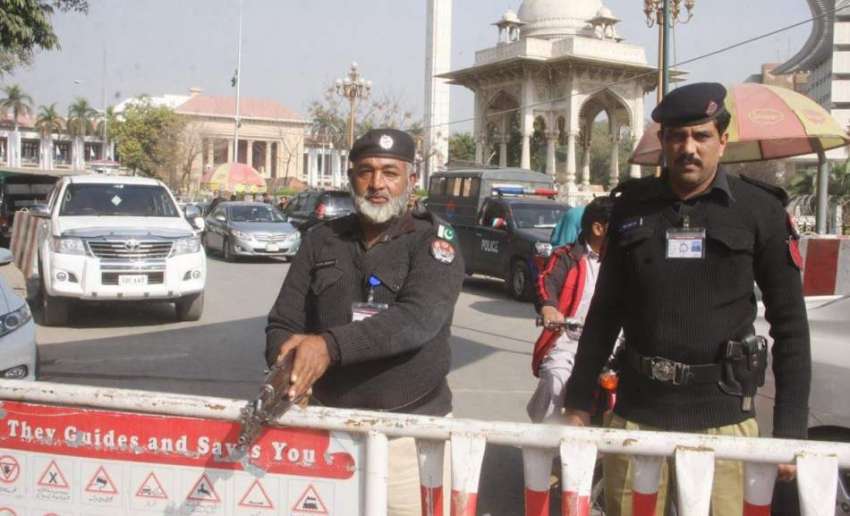 لاہور: پنجاب اسمبلی کے اجلاس کے موقع پر پولیس اہلکار داخلی ..