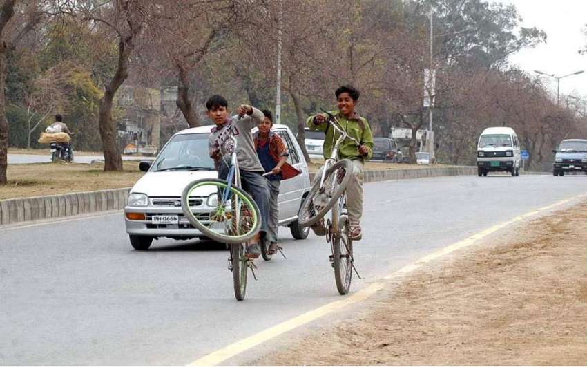 اسلام آباد: بچے سائیکلوں پر ون ویلنگ کر رہے ہیں جو کسی حادثے ..