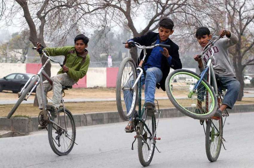 اسلام آباد: بچے سائیکلوں پر ون ویلنگ کر رہے ہیں جو کسی حادثے ..