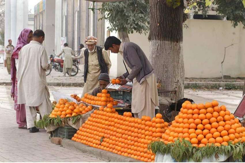 اسلام آباد: ایک دکاندار سڑک کنارے تازہ فروٹ کا سٹال لگائے ..