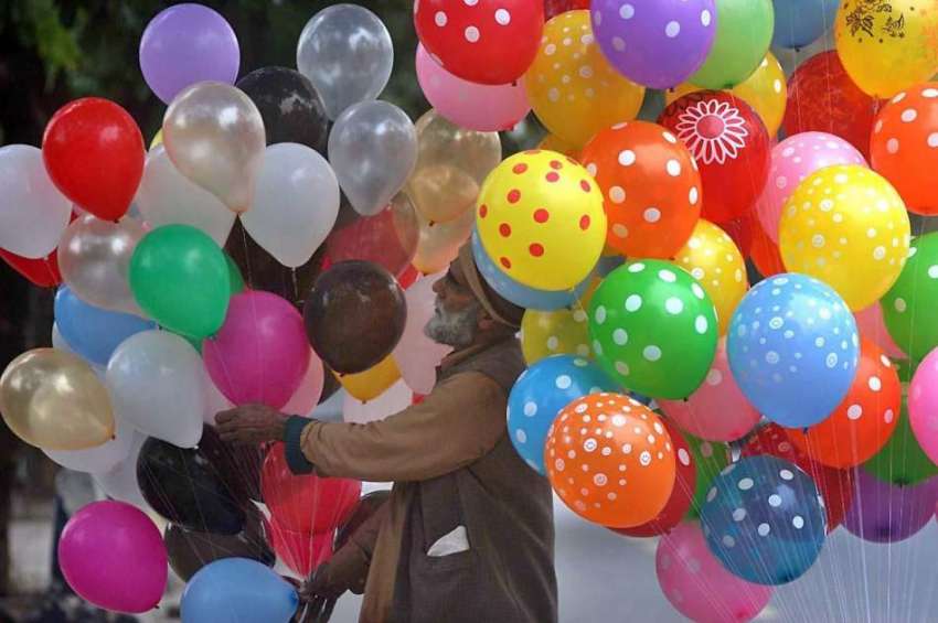 اسلام آباد: ایک محنت کش پھیری لگا کر غبارے فروخت کر رہا ہے۔