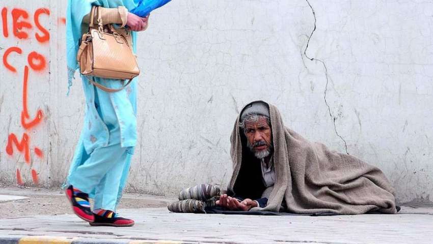 راولپنڈی: ایک معذور شخص سڑک کنارے فٹ پاتھ پر بھیک مانگ رہا ..
