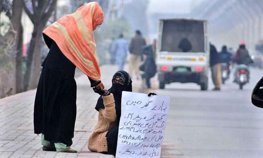 راولپنڈی: ایک متاثرہ خاتون سڑک کنارے بیٹھی مدد کی اپیل کر ..