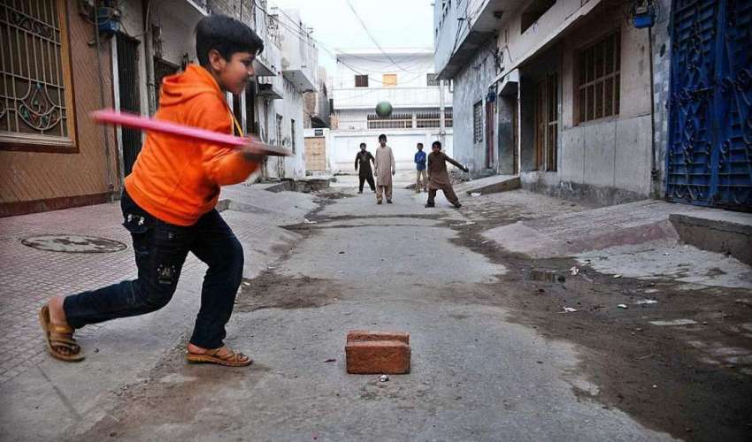ملتان: بچے گلی میں کرکٹ کھیل رہے ہیں۔
