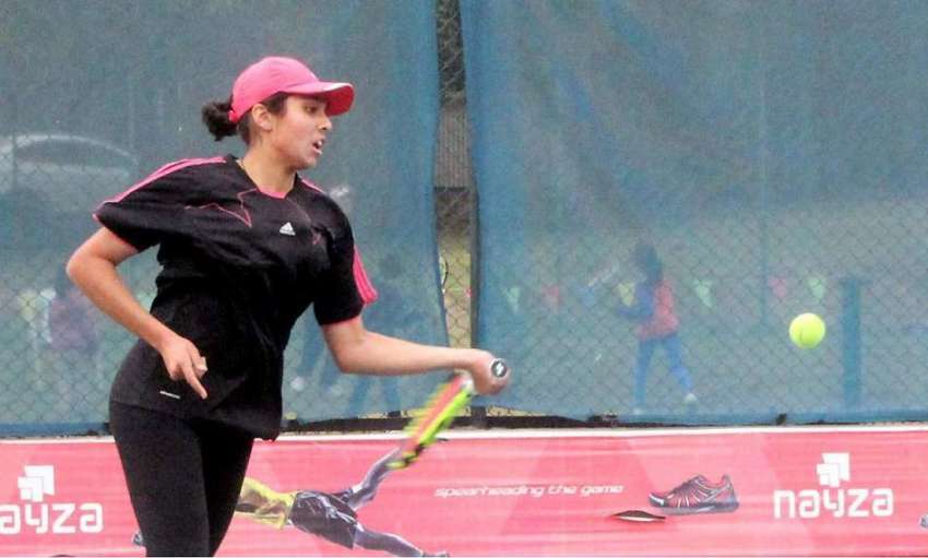 لاہور: باغ جناح میں ایک خاتون کھلاڑی ٹینس کی پریکٹس کے دوران ..