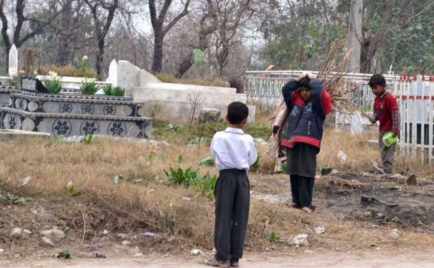 اسلام آباد: خانہ بدوش بچے ایک کچرے سے کارآمد اشیاء تلاش کر ..