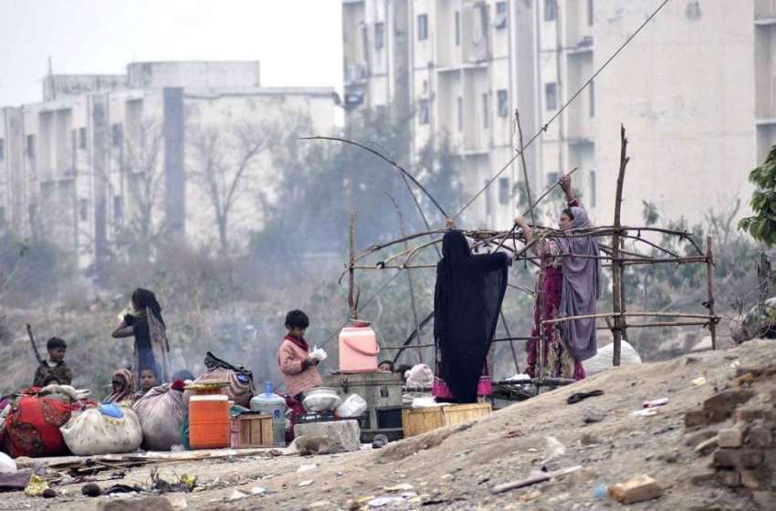 اسلام آباد:خانہ بدوش خاندان خیمہ بستی بنانے میں مصروف ہے۔