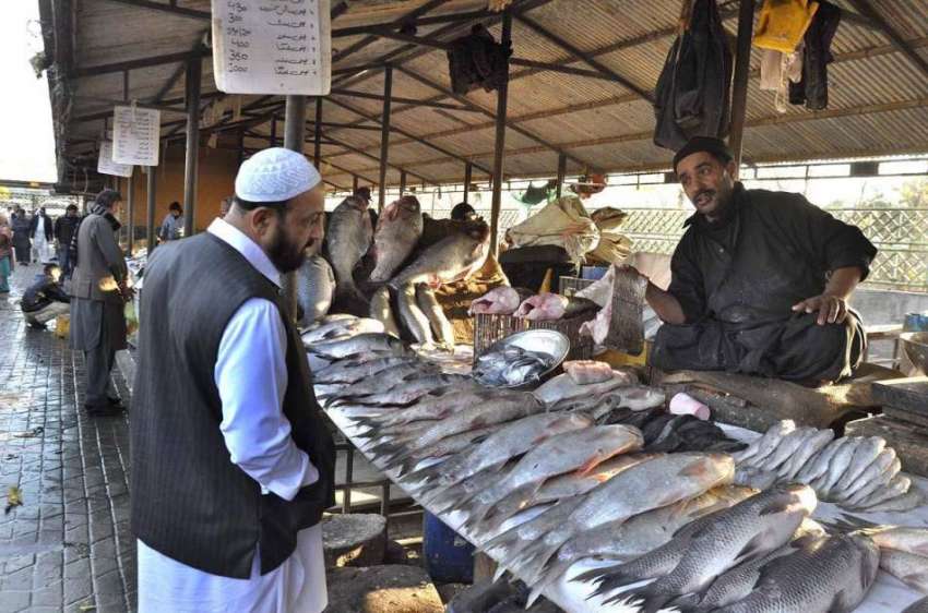 اسلام آباد: شہری مچھلی خریدنے میں مصروف ہیں۔