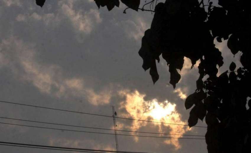 لاہور: صوبائی دارالحکومت میں چھائے بادلوں کے پیچھے چھپا ..