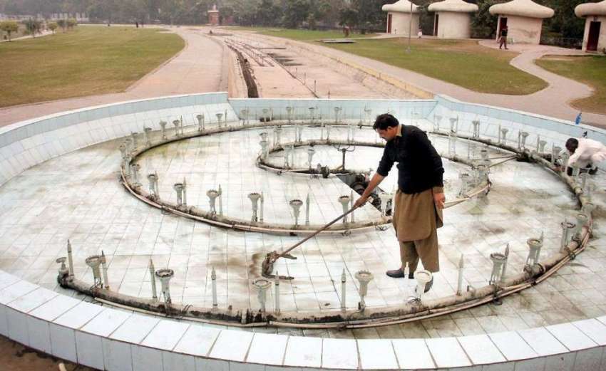 لاہور: پی ایچ اے کا ملازم جیلانی پارک میں فوارے کی صفائی ..