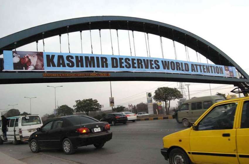 اسلام آباد: کشمیری عوام سے اظہار یکجہتی کے لیے بینر آویزاں ..