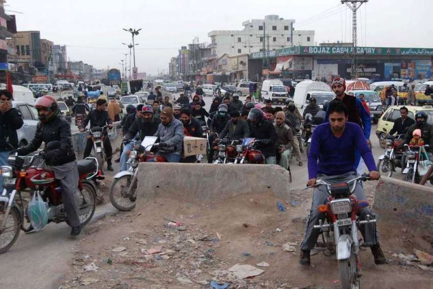 اسلام آباد: موٹر سائیکل سوار سڑک کو تقسیم کرنے کے لیے رکھے ..