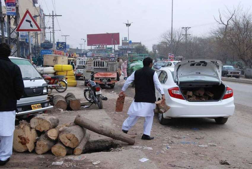 اسلام آباد: ایک شہری اپنی گاڑیں میں لکڑیاں رکھ رہا ہے۔