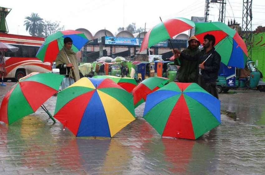 پشاور: ایک شخص بارش سے بچاؤ کے لیے چھتریاں فروخت کر رہا ہیوٴ۔