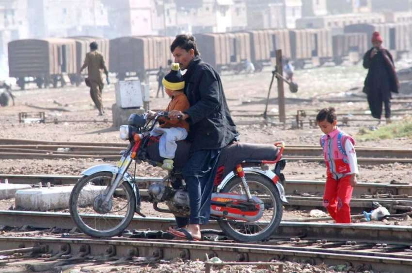 حیدر آباد: ایک موٹر سائیکل سوار رخطرناک انداز سے ریلوے ٹریک ..