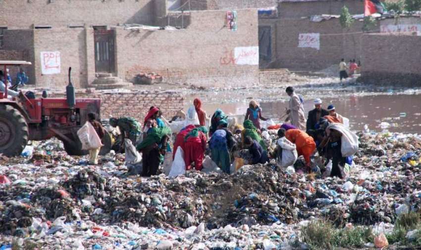 حیدر آباد: خانہ بدوش خواتین کچرے کے ڈھیر سے کار آمد اشیاء ..