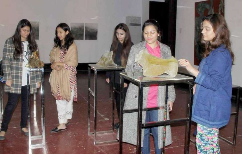 لاہور: نیشنل کالج آف آرٹس میں طالبات نایاب پتھر دیکھ رہی ..