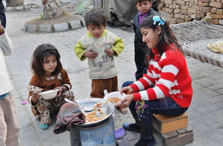 اسلام آباد: ایک کمسن بچی اپنا اور اپنے گھر والوں کا پیٹ پالنے ..