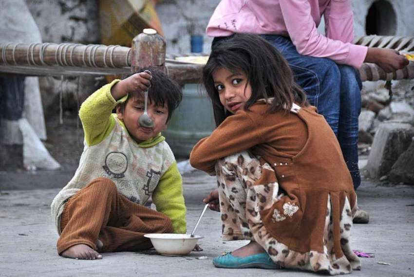اسلام آباد: بچے سڑک کنارے لگے سٹال سے چنا چاٹ خرید کر کھا ..