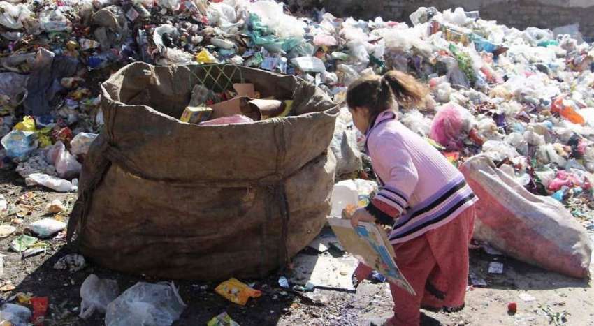 کوئٹہ: ایک بچی کچرے کے ڈھیر سے کار آمد اشیاء تلاش کر رہی ہے۔