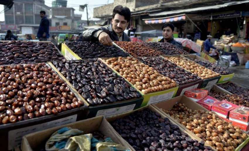 راولپنڈی: ایک دکاندار نے فروخت کے لیے مختلف اقسام کی کھجوریں ..