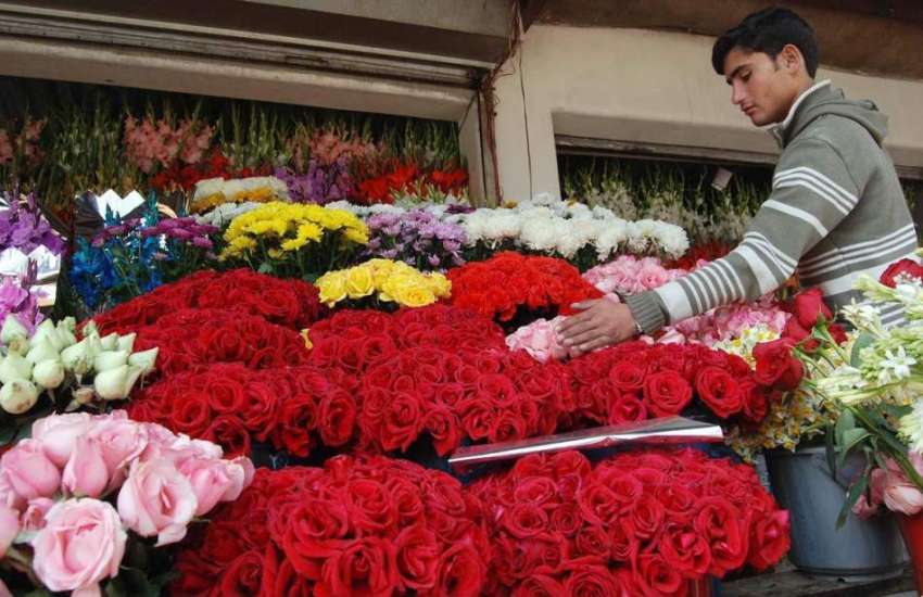 اسلام آباد: ایک دکاندار گاہکوں کو متوجہ کرنے کے لیے پھولوں ..
