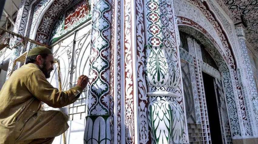 راولپنڈی: ایک پینٹر مسجد کی دیواروں پر خوبصورتی سے پینٹنگ ..