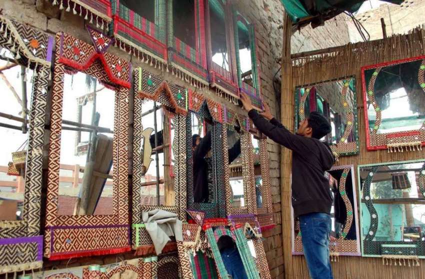 فیصل آباد: ایک دکاندار گاہکوں کو متوجہ کرنے کے لیے خوبصورت ..