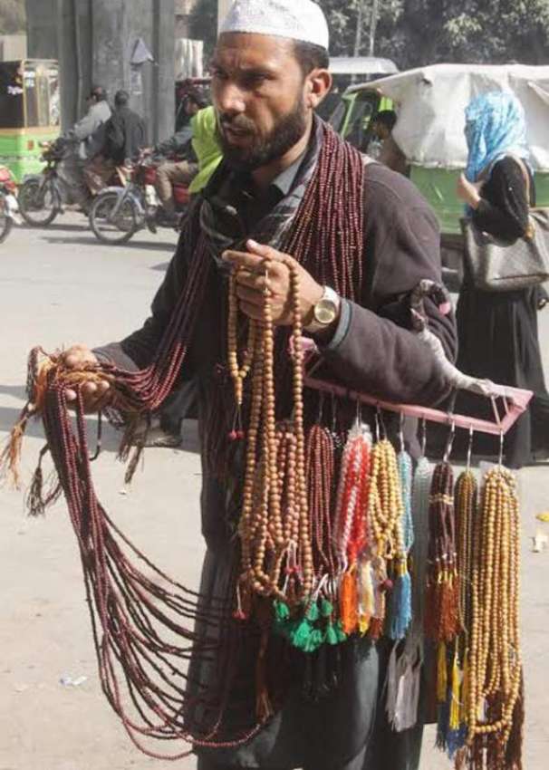 لاہور: ایک شخص تسبیحاں فروخت کر رہا ہے۔
