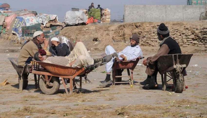 راولپنڈی: سبزی منڈی میں کام کرنے کے بعد مزدو اپنی ریڑھیوں ..