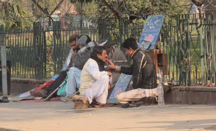 لاہور: ایک شہری ریلوے اسٹیشن کے قریب سڑک کنارے بیٹھے عطائی ..
