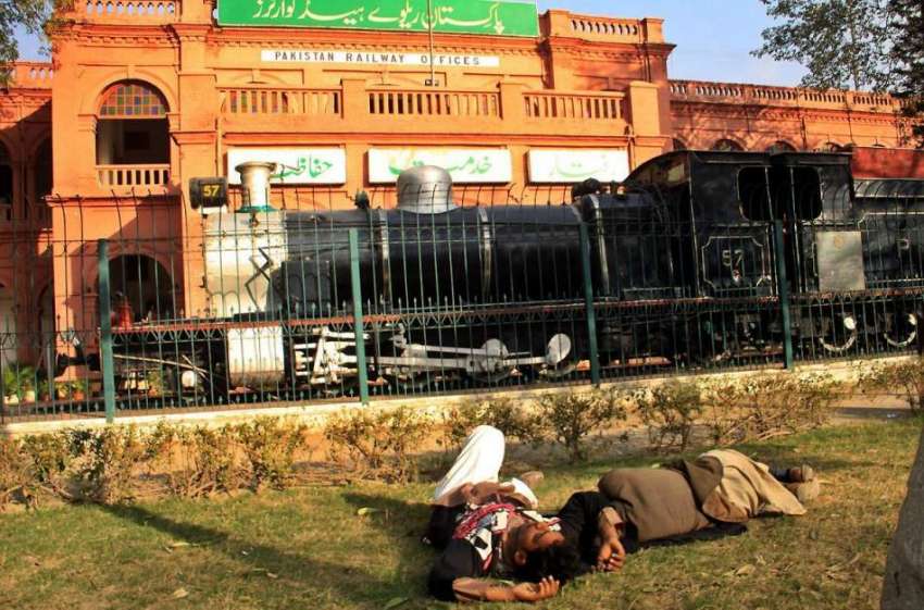 لاہور: ریلوے ہیڈ کوارٹر کے سامنے پارک میں شہری دھوپ میں لینے ..