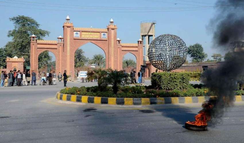 فیصل آباد: زرعی یونیورسٹی کے طلبہ نے مطالبات کے حق میں احتجاجی ..
