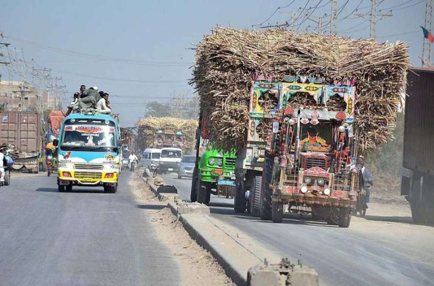 حیدر آباد: اوور لوڈنگ کی گئی ٹریکٹر ٹرالی اور مسافر بس ٹریفک ..