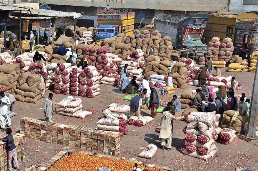 حیدر آباد: سبزی منڈی میں مزدور پیاز کی بوریوں پر بیٹھے آرام ..