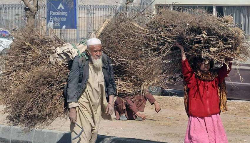 راولپنڈی: ایک معمر شخص خاتون کے ہمراہ گھر کا چولہا جلانے ..