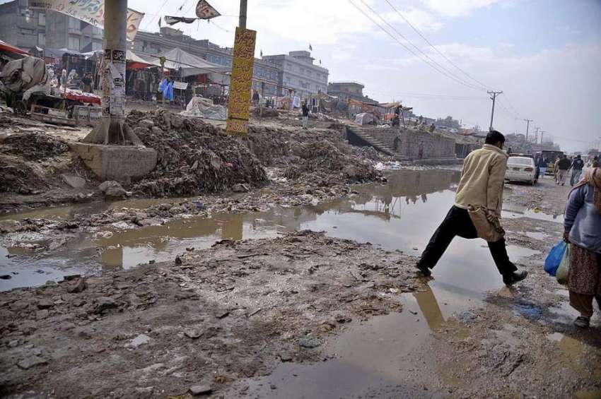راولپنڈی: پیر ودھائی بس سٹینڈ کے قریب سیوریج کا پانی سڑک ..