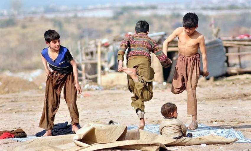 راولپنڈی: کچی آبادی کے رہائشی بچے کھیل کود میں مصروف ہیں۔