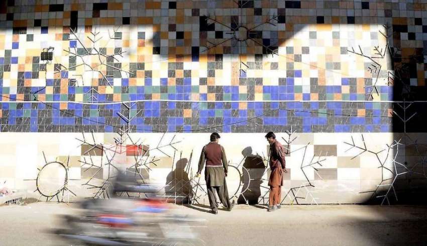 راولپنڈی: کمیٹی چوک انڈر پاس میں مزدور خوبصورتی کے لیے لائٹیں ..