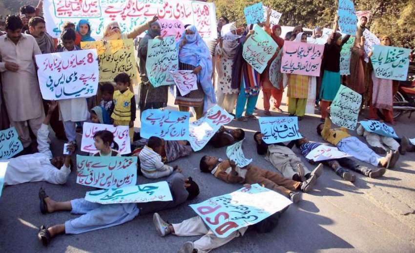 لاہور: چونیاں کے رہائشی قبضہ مافیا کے خلاف احتجاج کر رہے ..