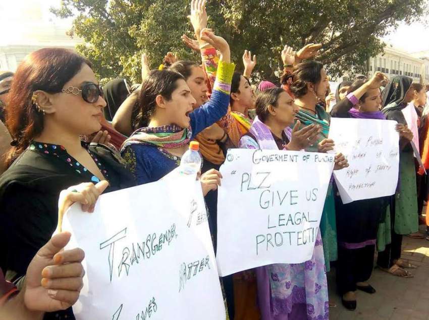 لاہور: خواجہ سراء تحفظ کے لیے مال روڈ پر احتجاج کر ر ہے ہیں۔